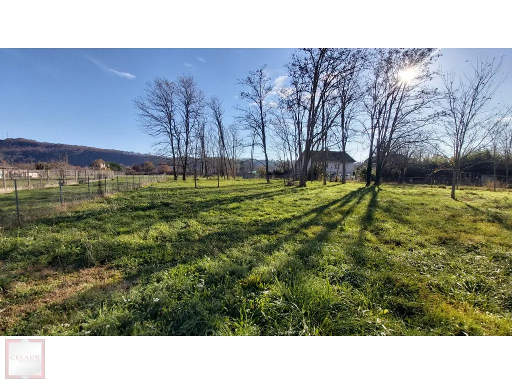 TERRAIN A BATIR AVEC HANGAR