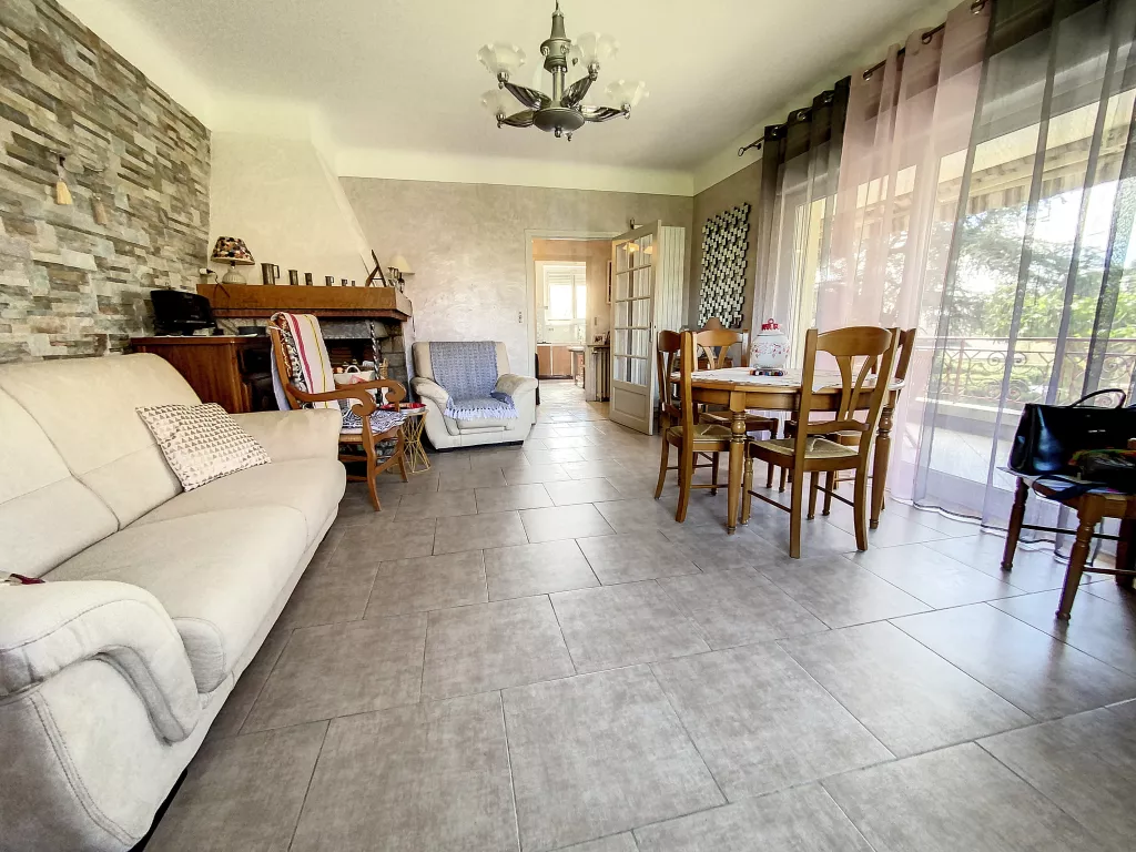 Maison cossue commerces &agrave; pied