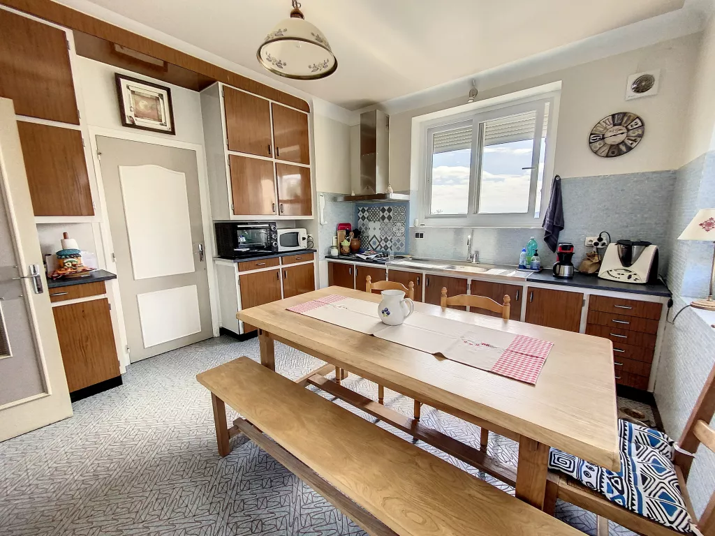 Maison cossue commerces &agrave; pied