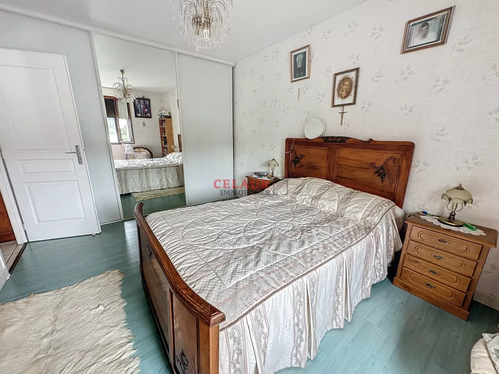 MAISON DE VILLE AVEC QUATRE GARAGES