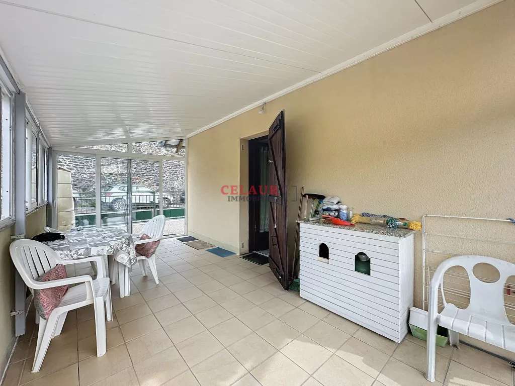 MAISON DE VILLE AVEC QUATRE GARAGES