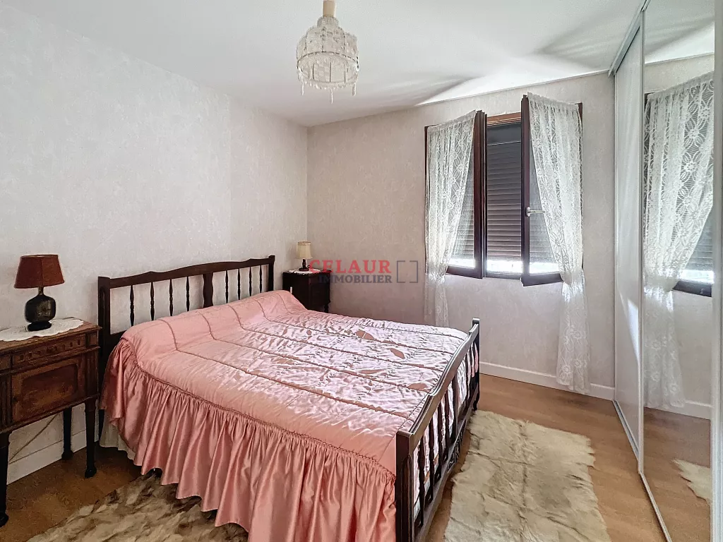 MAISON DE VILLE AVEC QUATRE GARAGES