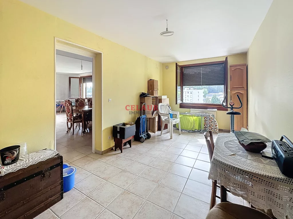 MAISON DE VILLE AVEC QUATRE GARAGES