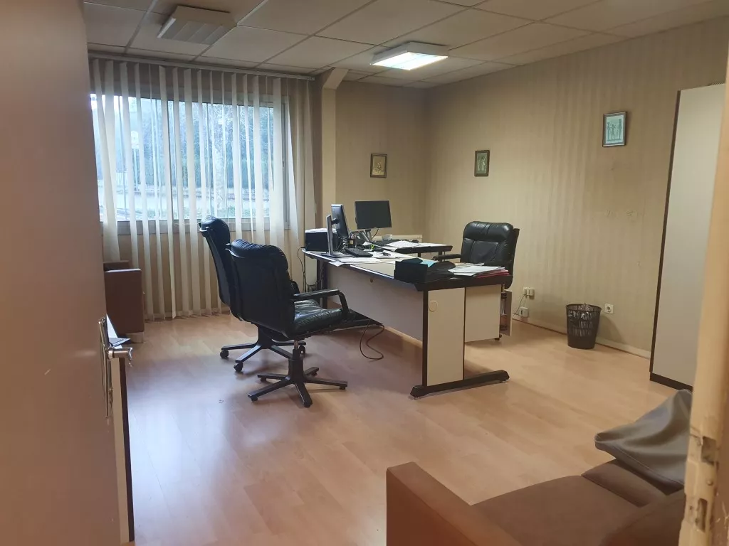 GRAND LOCAL PROFESSIONNEL