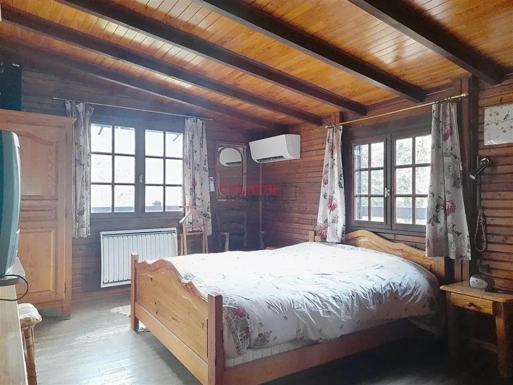 Propri&eacute;t&eacute; avec d&eacute;pendances, travers&eacute;e par une rivi&egrave;re