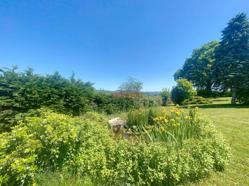 Long&egrave;re en pierres avec environ 8500m&sup2; de terrain