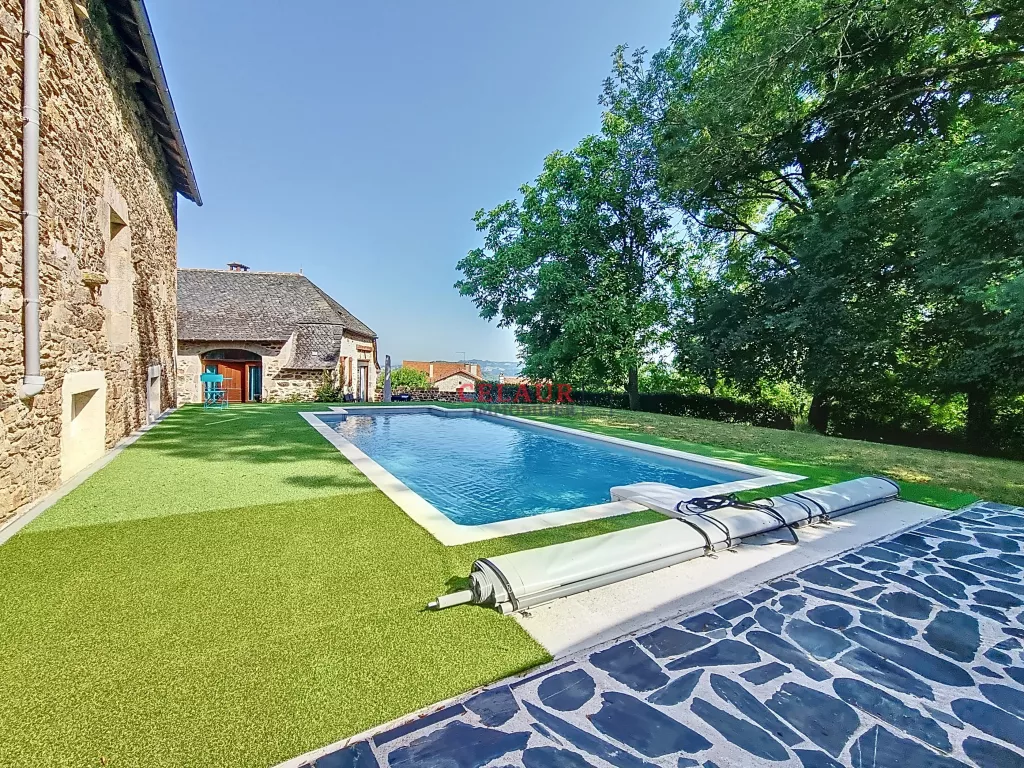 Ensemble immobilier en pierre avec piscine