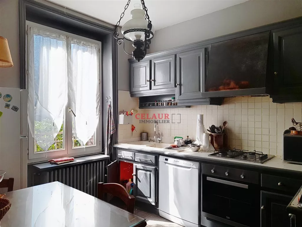 Maison familiale avec d&eacute;pendance et jardin arbor&eacute; et clos.