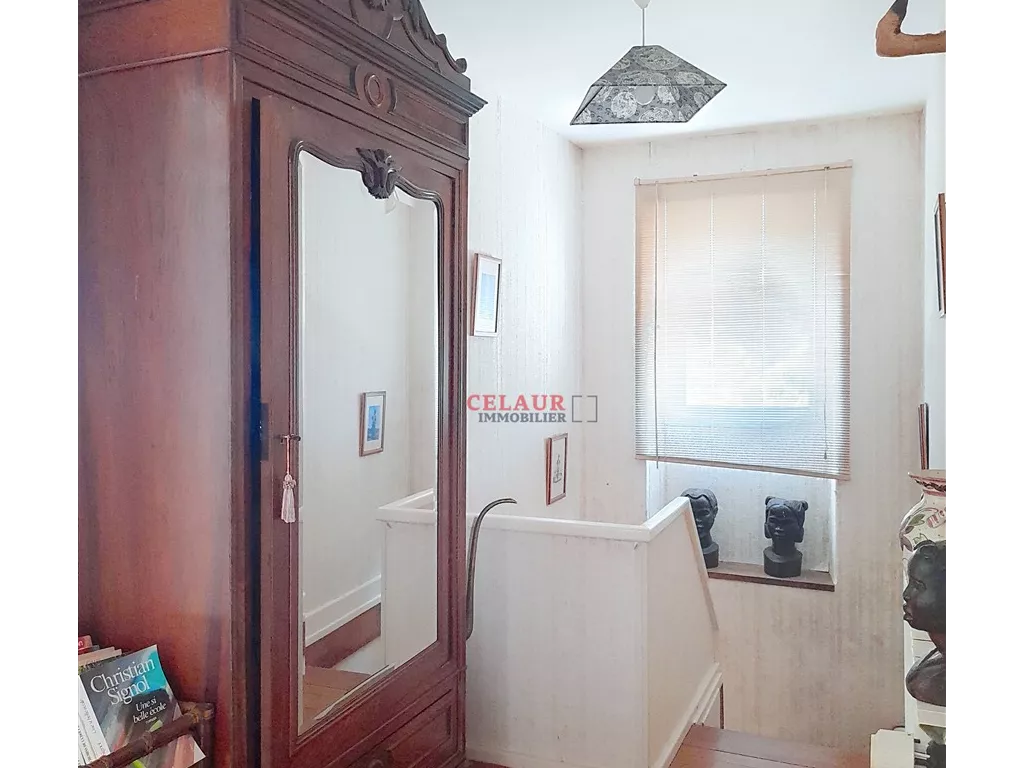 Maison familiale avec d&eacute;pendance et jardin arbor&eacute; et clos.