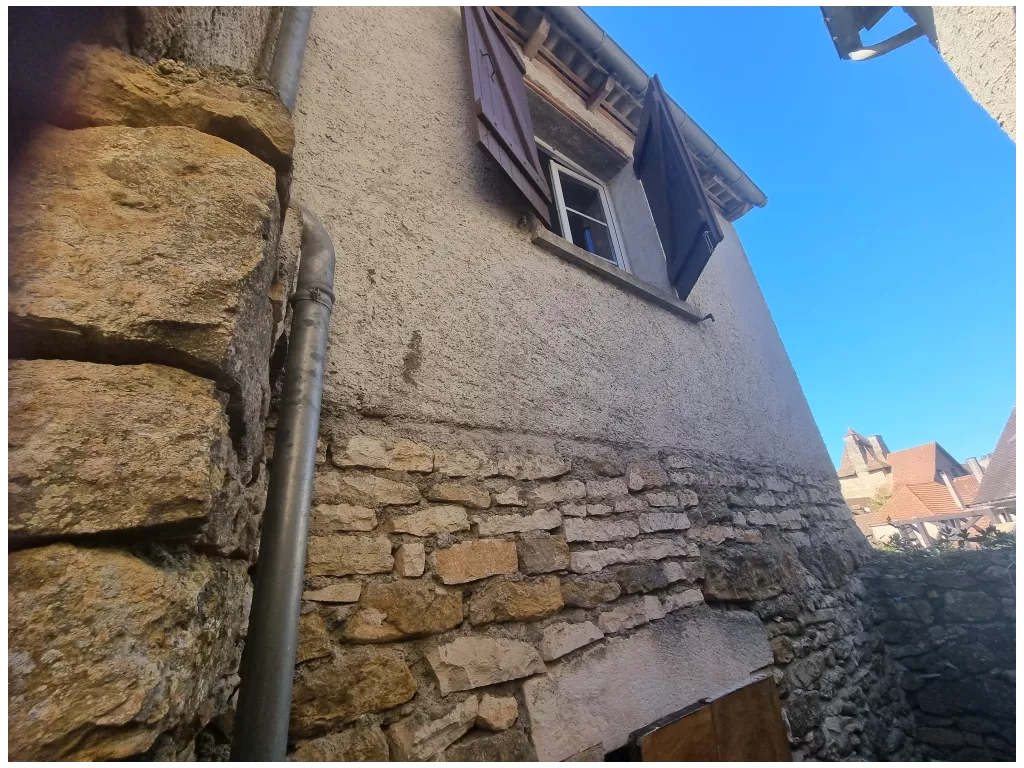 Maison de caract&egrave;re  en pierre &agrave; r&eacute;nover