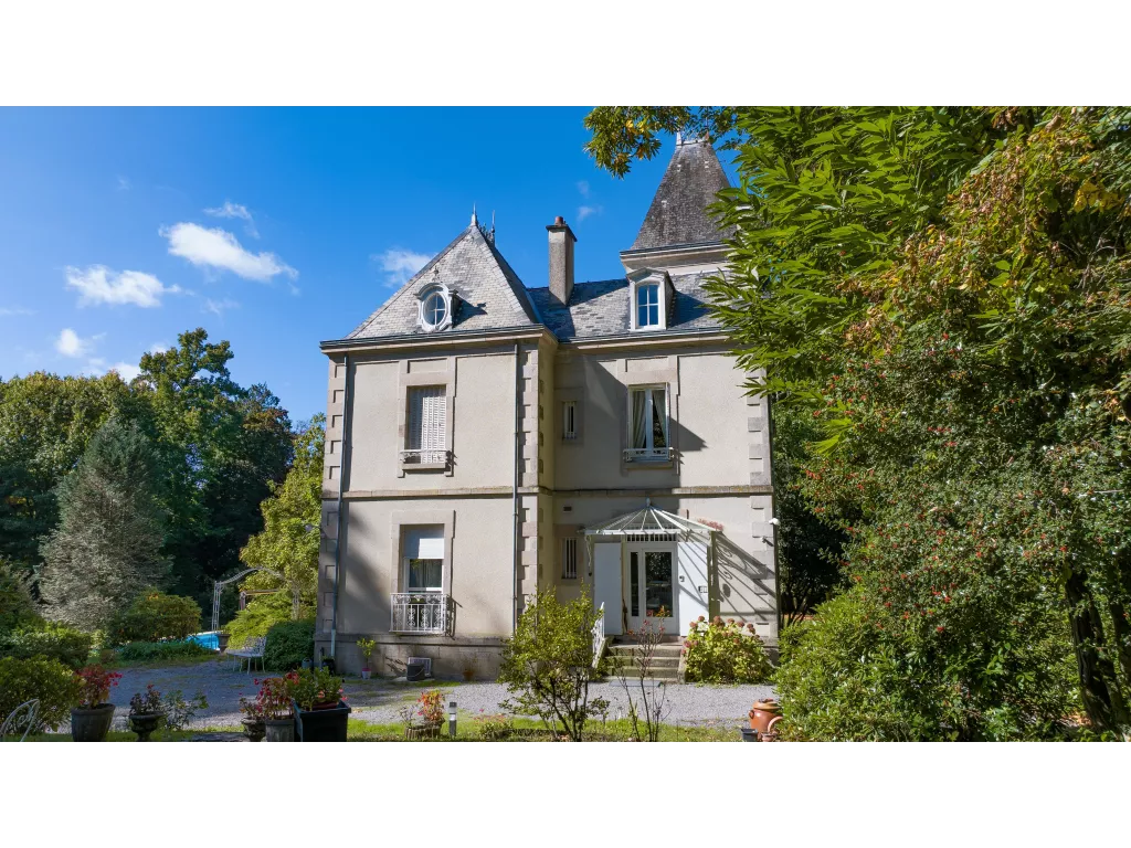 Maison de ma&icirc;tre sur plus de 5 hectares