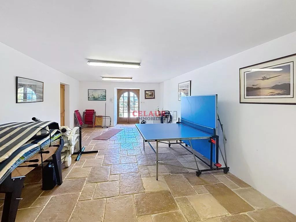 PROPRIETE AVEC MAISON ET DEPENDANCES PISCINE SUR 1 HA DE PARC CLOS