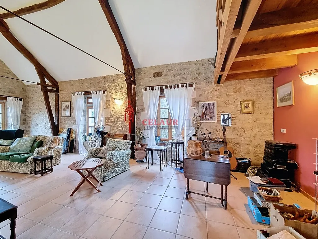 VASTE PROPRIETE EN PIERRE AVEC PISCINE