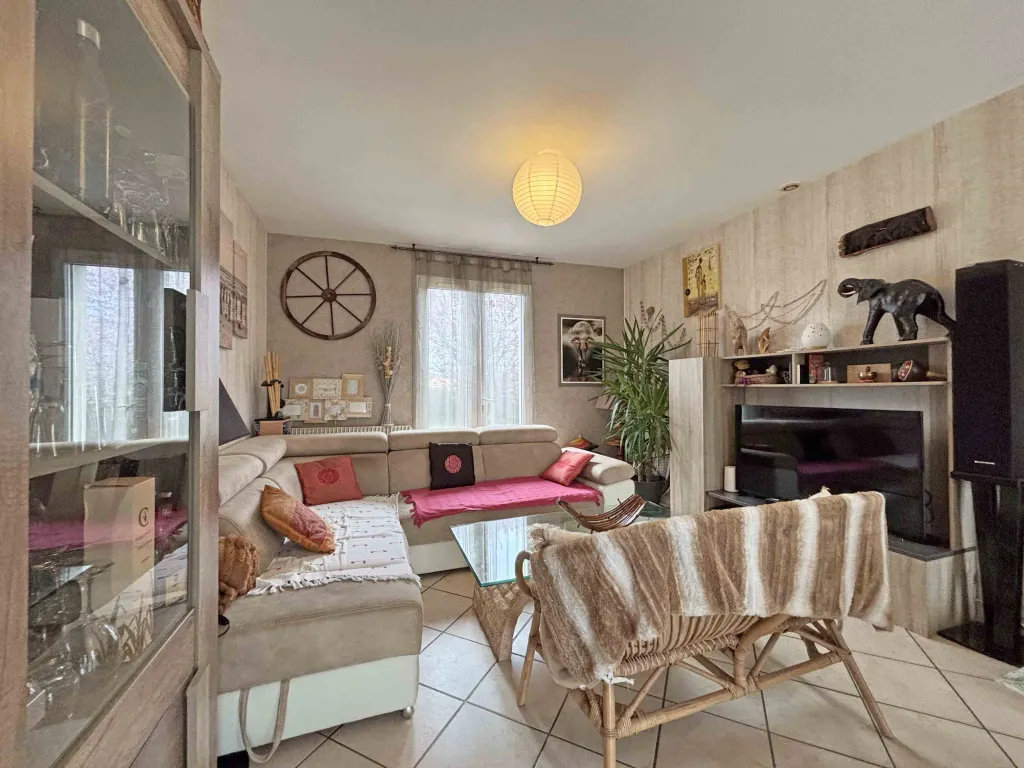 Maison avec garage et jardin