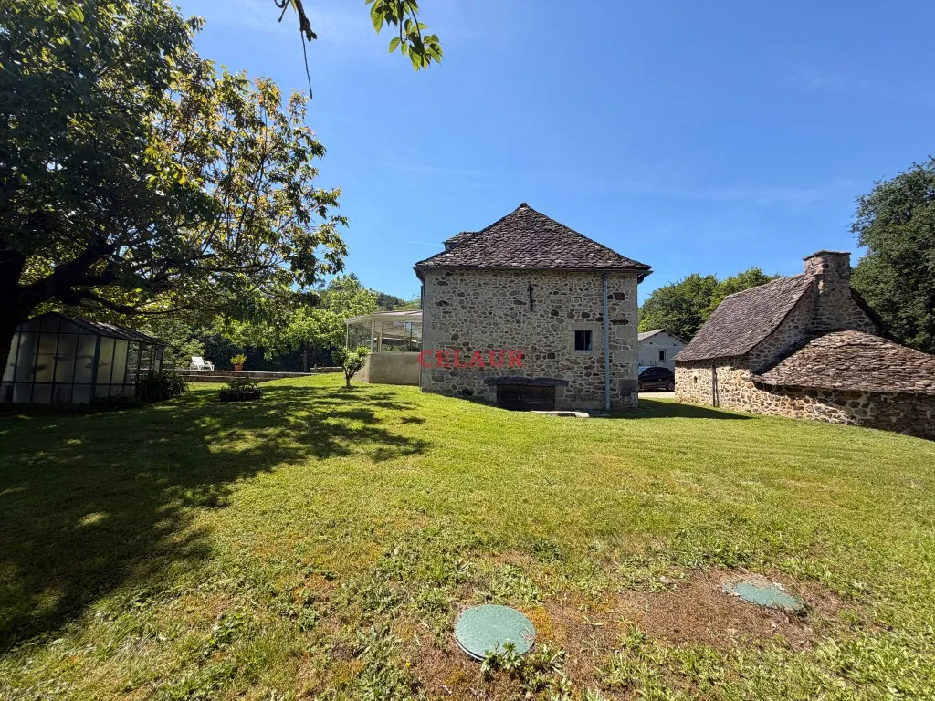 Charmante maison en pierre avec vue, piscine, four &agrave; pain, garage, terrain...