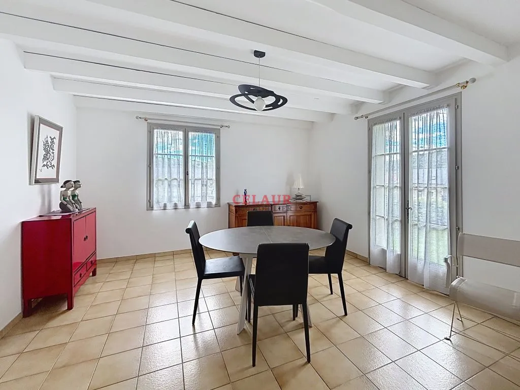 VASTE MAISON FAMILIALE AVEC PISCINE