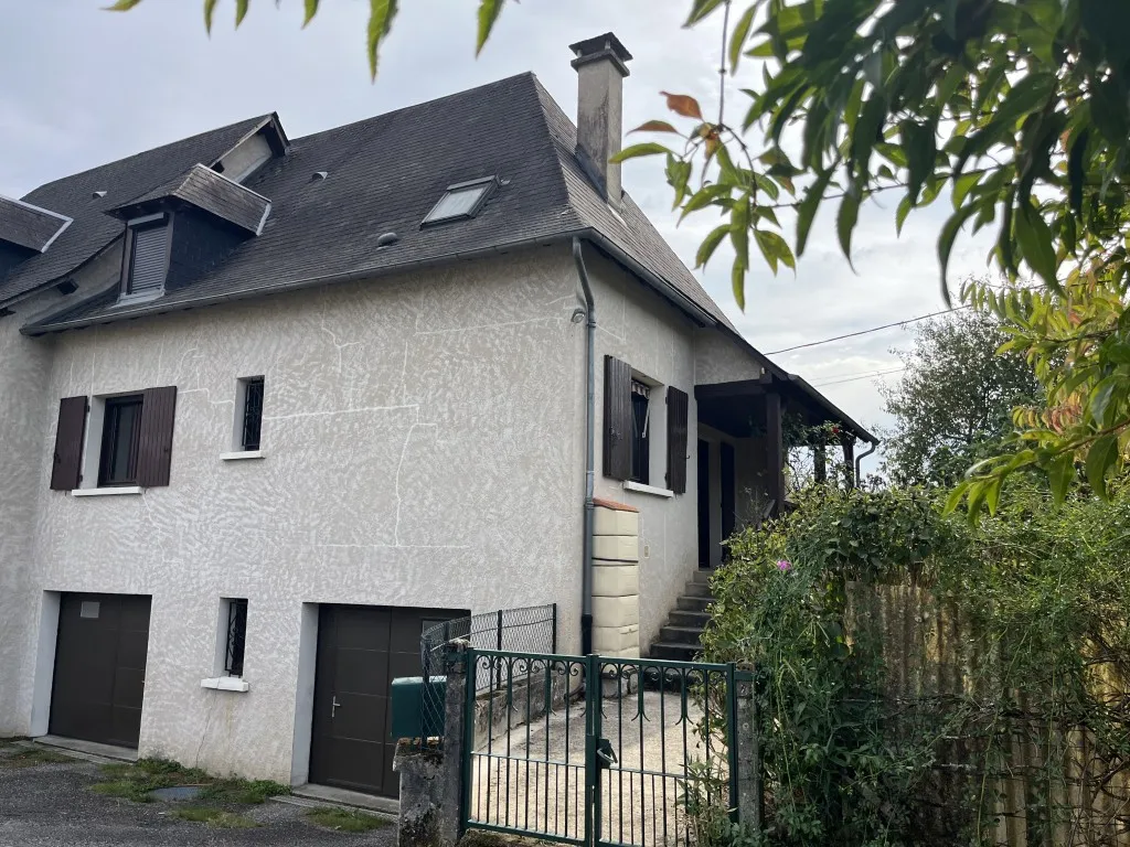 SYMPATHIQUE MAISON DE VILLE...
